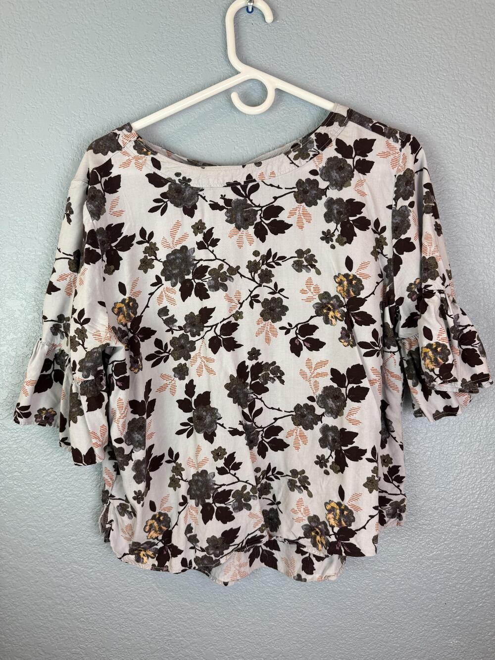 Susina Blouse Womens Large Grey Floral Ruffle Sleeve Top Keyhole Back Boho